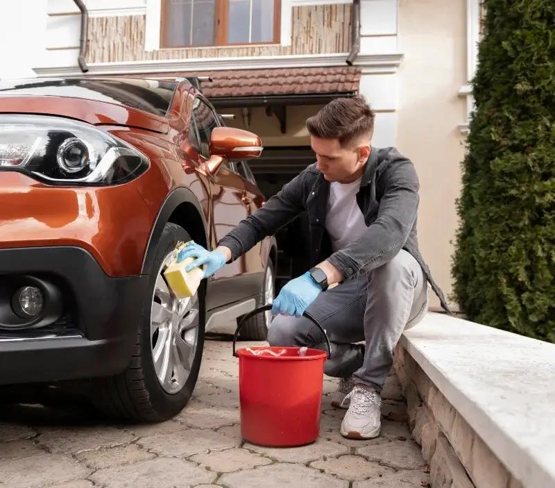 Lavage auto à domicile Saint-Yzan-de-Soudiac : professionnel intervenant sur un véhicule